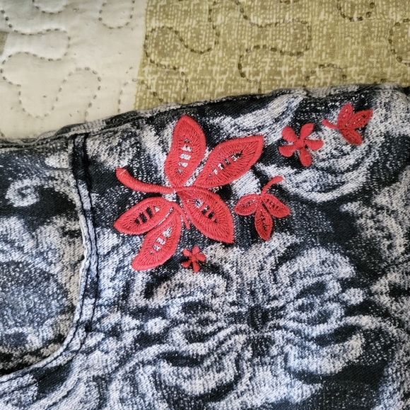 H&M Shorts with Side Embroidered Details - Picture 3 of 9